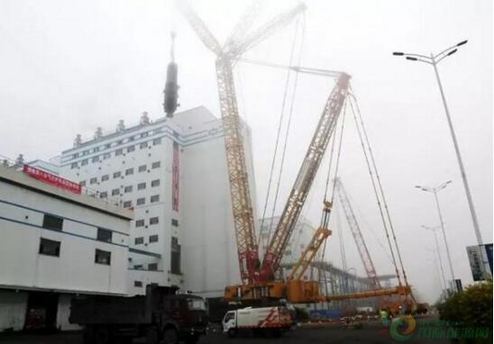 中煤榆林煤化工項目第八套氣化爐吊裝 中煤榆林煤化工項目第八套氣化爐吊裝