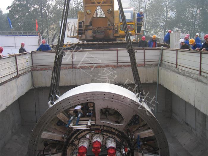 盾構(gòu)機下井2.jpg
