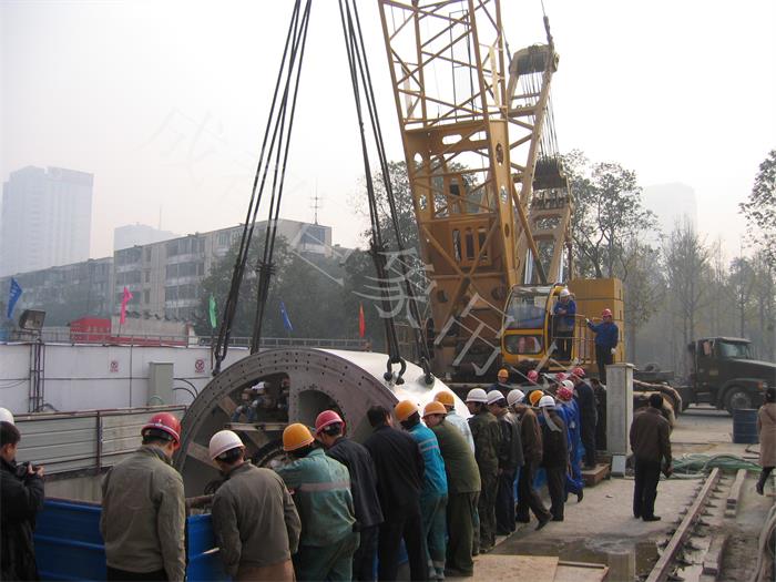 盾構(gòu)機下井1.jpg
